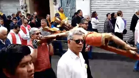 Viacrucis en Orizaba encabezada por Monseñor Eduardo Cervantes Merino