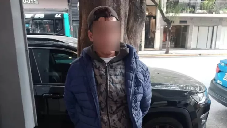 Golpea y roba a su víctima dentro de su casa