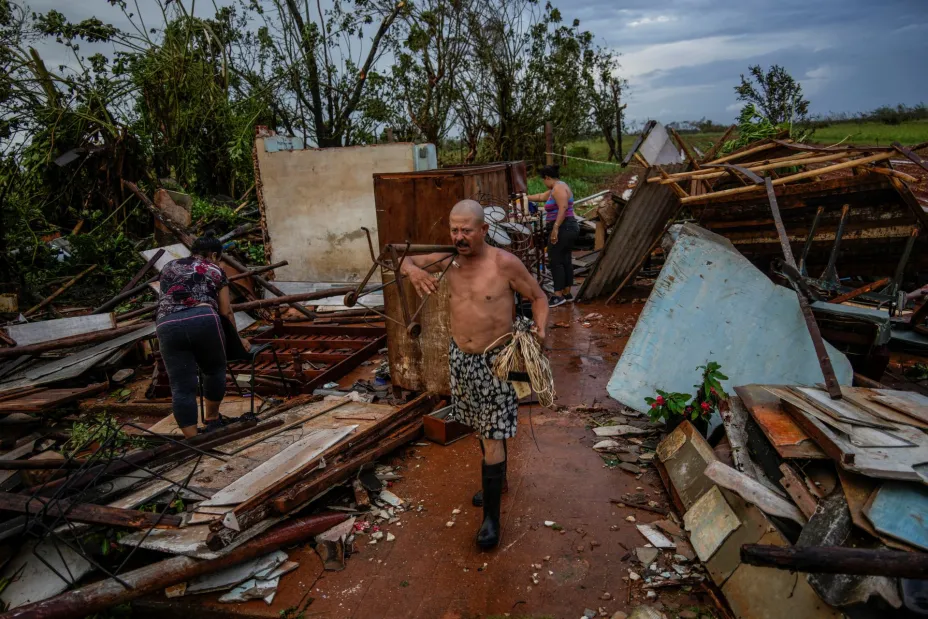 Cuba reconecta parte de su sistema eléctrico, pero aún enfrenta estragos por paso de huracán Rafael