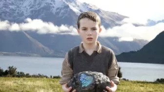 Escena de la película ‘Mi Mascota es un Monstruo’ (The Water Horse: Legend Of The Deep) con Alex Etel como Angus MacMorrow por Azteca 7.