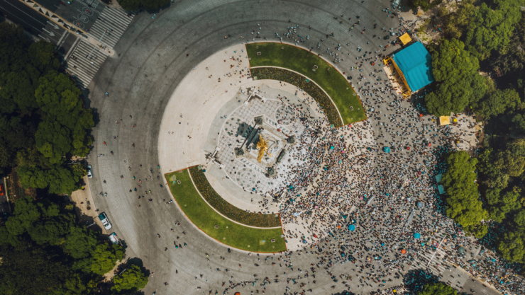 Manifestantes en el Ángel de la Independencia en la CDMX