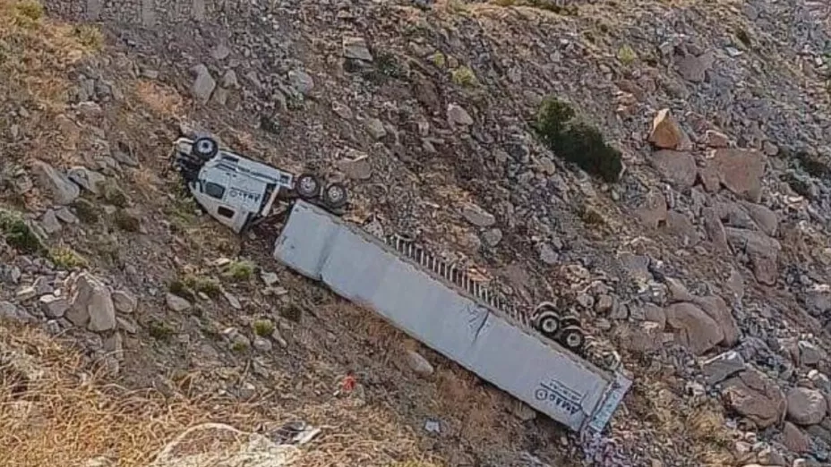 Accidente en La Rumorosa Tráiler vuelca fuera de la carretera hoy miércoles 27 de septiembre 2023