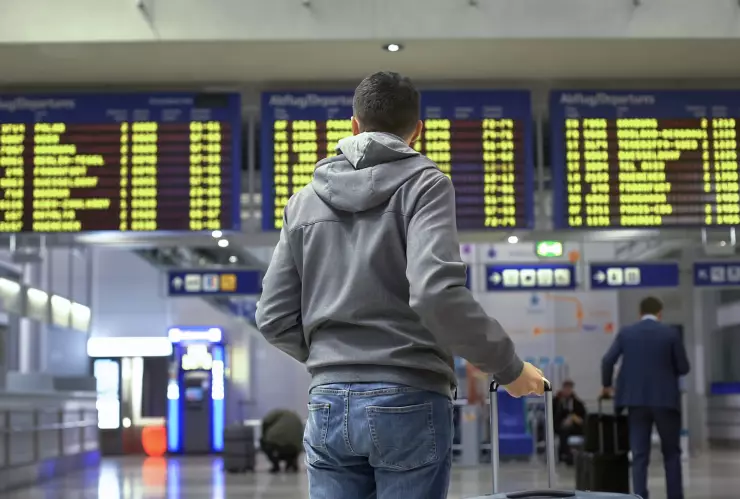 Turista parado en medio de un aeropuerto