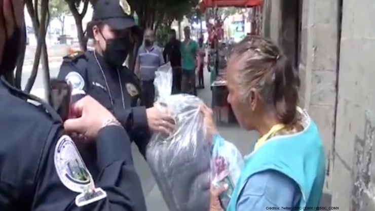 policias capitalinos entregan despensa .jpg