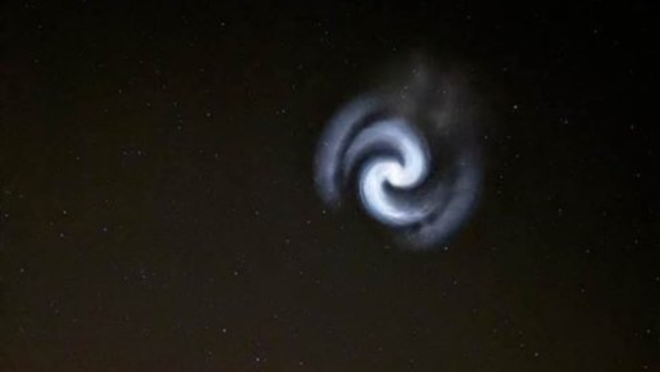 Enorme espiral luminosa aparece en el cielo y causa pánico.