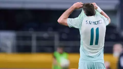 Santiago Gimenez es el mejor futbolista mexicano en la actualidad, según la IA