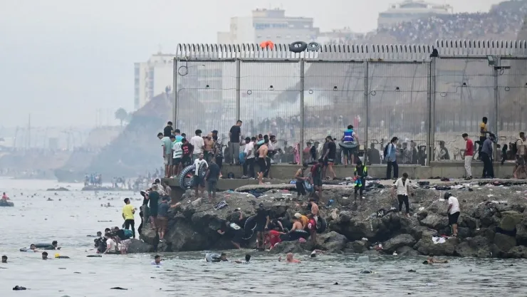 Más de 60 mil personas cruzaron la frontera de Marruecos a España en Ceuta