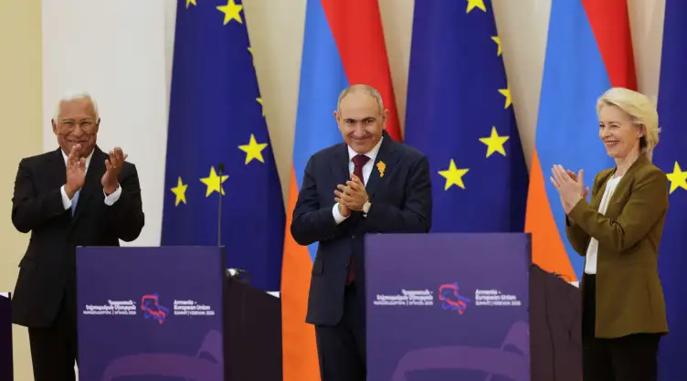 António Costa, Nikol Pashinyan, y Ursula von der Leyen, en Ereván, Armenia.
