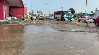 Una fuga de agua causó cierre vial en Ignacio Zaragoza, Coatzacoalcos