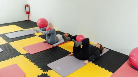 Los ejercicios de pilates de pared para fortalecer tu abdomen