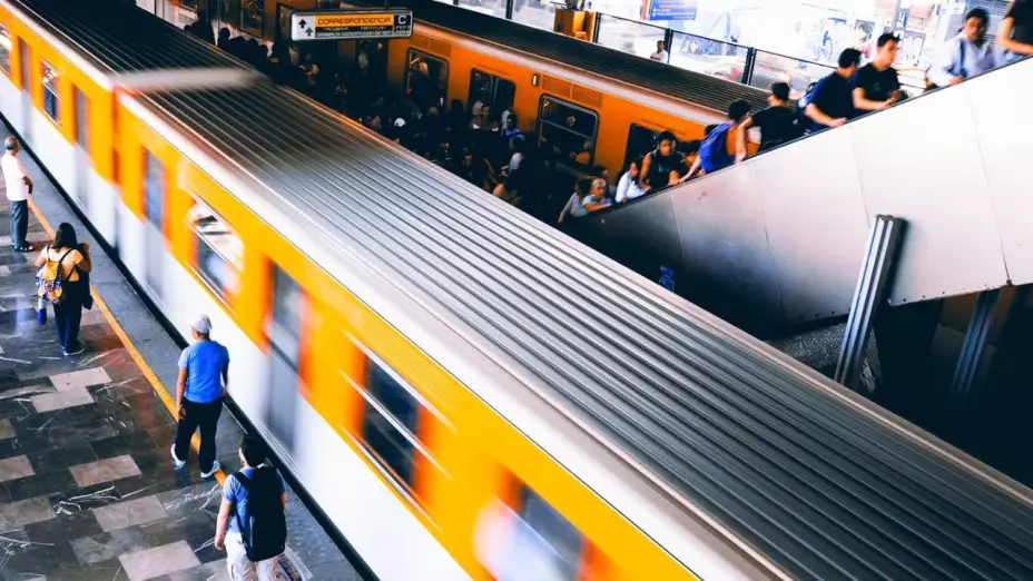 Interior de la Línea 2 en la estación Chabacano del Metro CDMX