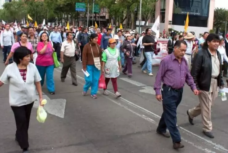 Manifestantes marchan sobre Paseo de la Reforma
