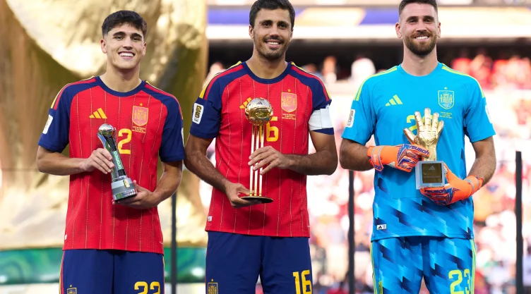 Unai Simón Rodri y Cubarsí España premios individuales