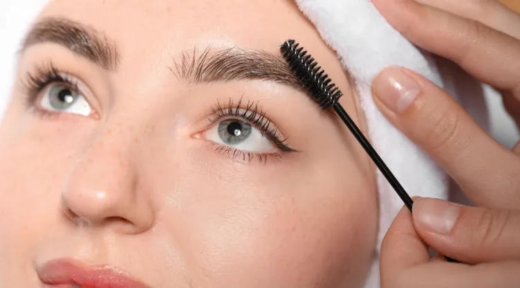 Así puedes hacer que tus cejas se vean más pobladas