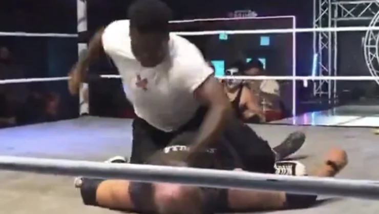 VIDEO | Raja Jackson deja a su oponente inconsciente durante pelea de lucha libre en Los Ángeles, California