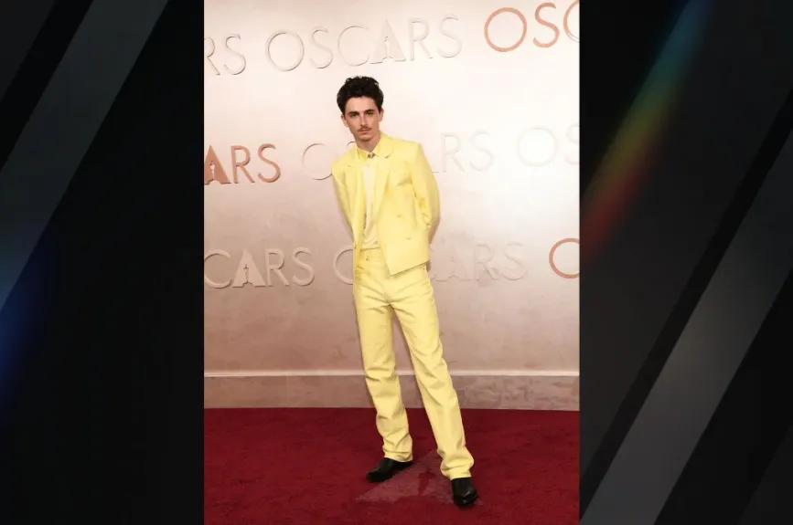 Timothée Chalamet destacó con su estilo en la alfombra roja de los Oscars 2025 al lucir un color amar. | Fotos: Chelsea Guglielmino/FilmMagic