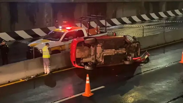 CDMX: Fuerte accidente en Periférico deja un auto volcado, cerca de Palmas