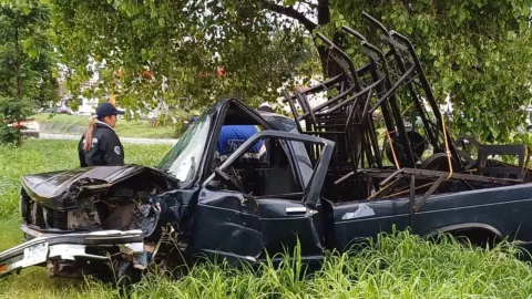 VIDEO | Aparatoso accidente sobre Lázaro Cárdenas: Una camioneta queda destrozada