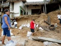 Habitantes de San Agustunillo retoman su vida cotidiana tras el impacto del huracán “Erick”.