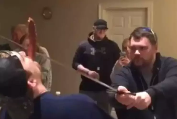 VIDEO_ Por cumplir reto viral, le corta la nariz a su amigo con una ESPADA