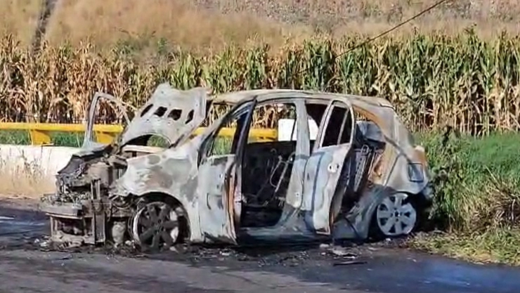 Enfrentamientos y quema de vehículos en Michoacán: Grupo armado ataca a policías| VIDEO