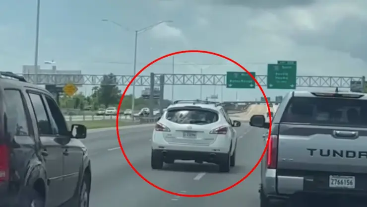 bloquean carro en autopista