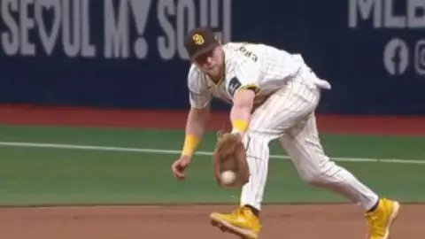MLB_ ¡Increíble! Pelota atraviesa guante de jugador de los Padres y le da la victoria a los Dodgers.jpg