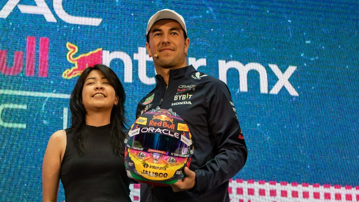 Checo Pérez presenta casco que usará en el GP de México 2023