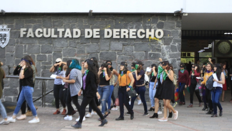 Mujeres realizan performance en la UNAM