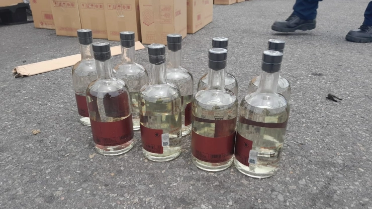 Aseguran 5 mil 400 kg de metanfetamina oculta en botellas de mezcal