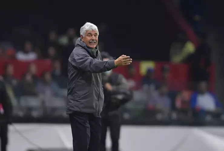 Ricardo Tuca Ferretti llegó en taxi a las oficinas de Cruz Azul