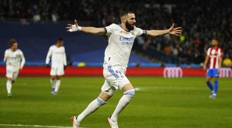 Karim Benzema anota al Atlético de Madrid