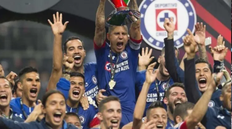julio-cesar-dominguez-campeon-cruz-azul-retiro-restaurante.jpg