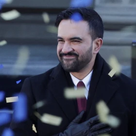 El alcalde de la ciudad de Nueva York, Zohran Mamdani, reacciona ante la caída de confeti durante su ceremonia de investidura en la ciudad de Nueva York, EE. UU