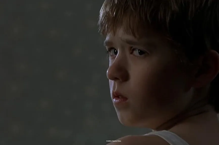 Escena de la película ‘El Sexto Sentido’ (Sixth Sense) con Halley Jeol Osment y Bruce Willis por Azteca 7.