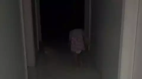 hija saluda a fantasma y madre sale corriendo
