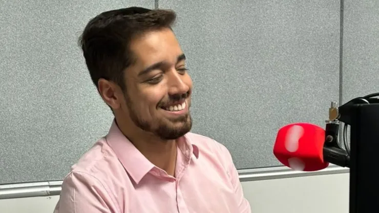 Alarma entre sus compañeros tras no presentarse a trabajar: encuentran muerto al periodista Caíque Verli dentro de su departamento