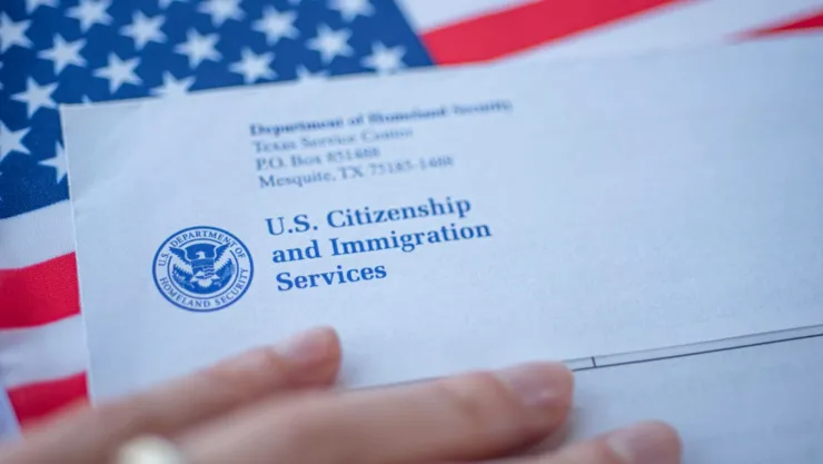 Un sobre del USCIS.