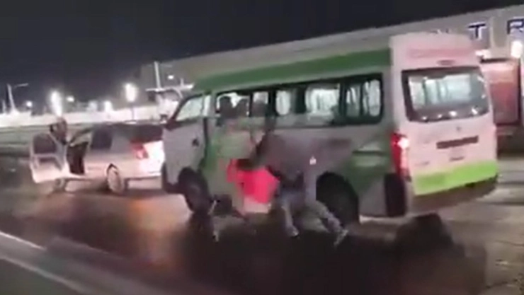 Brutal pleito vial en Pachuca: Captan violenta agresión a chofer de Tuzobús; es noqueado y lo siguen atacando