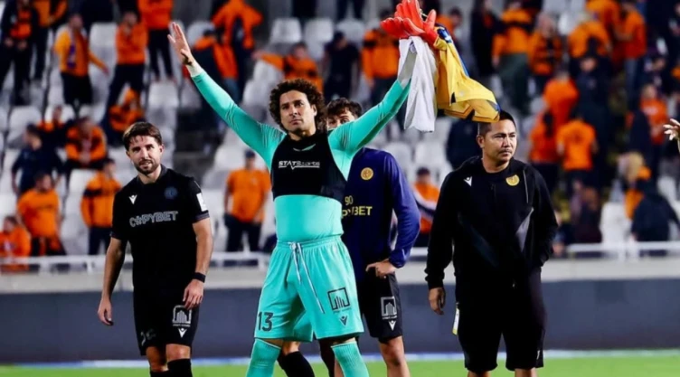 Memo Ochoa en el AEL Limassol