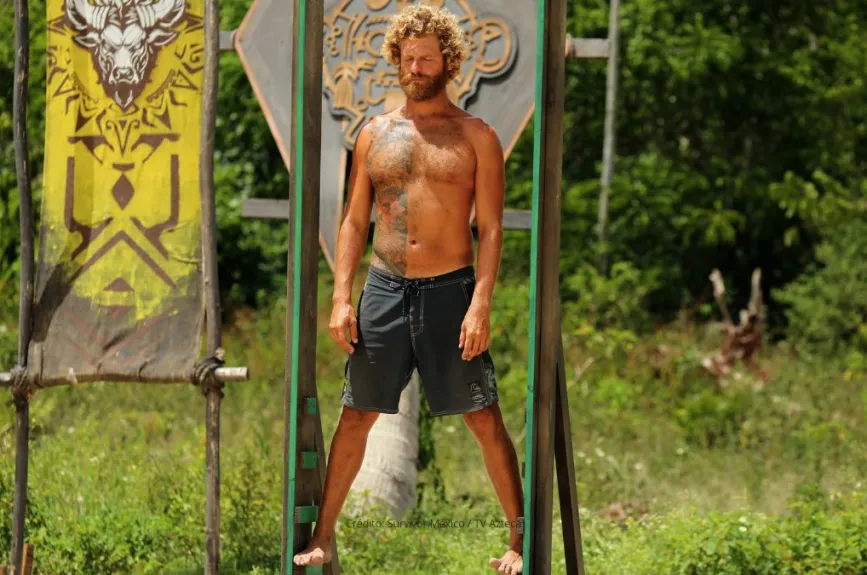 Concentración de Pablo por el collar de inmunidad en Survivor México 2023.