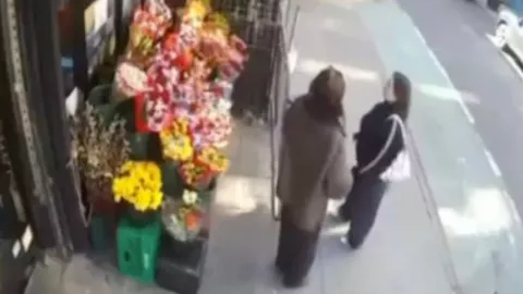 Un taxi perdió el control y atropelló a dos mujeres en Nueva York