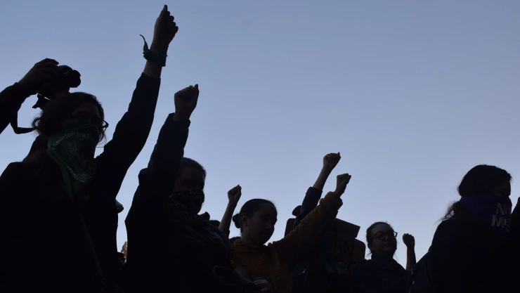 Protesta en contra de los feminicidios frente a Palacio Nacional