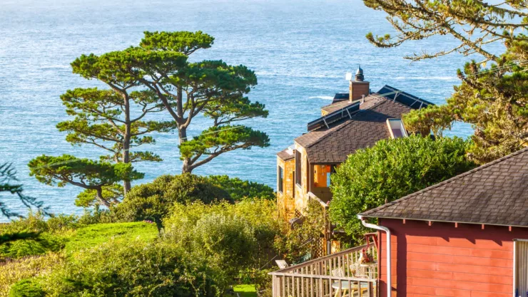 Vista de casas de California tienen paneles solares.