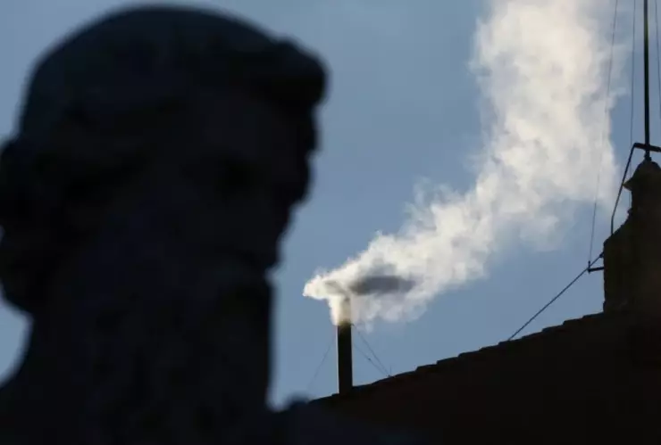 Humo blanco en el Vaticano: ¡HABEMUS PAPAM! Esto se sabe