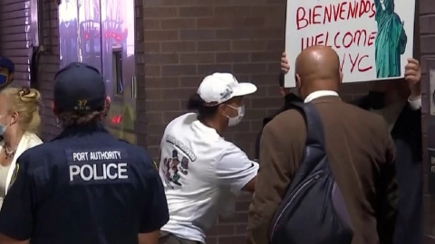 Continúa el traslado de inmigrantes de Texas a Nueva York: llegan 140 más.