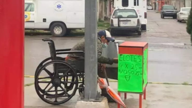 En redes sociales se hicieron virales algunas fotografías de un hombre en silla de ruedas que vende elotes en la ciudad de Durango.