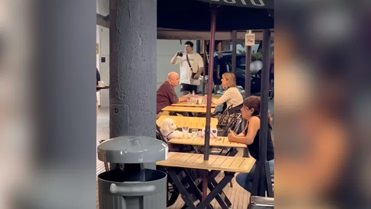 Mujer cita perro