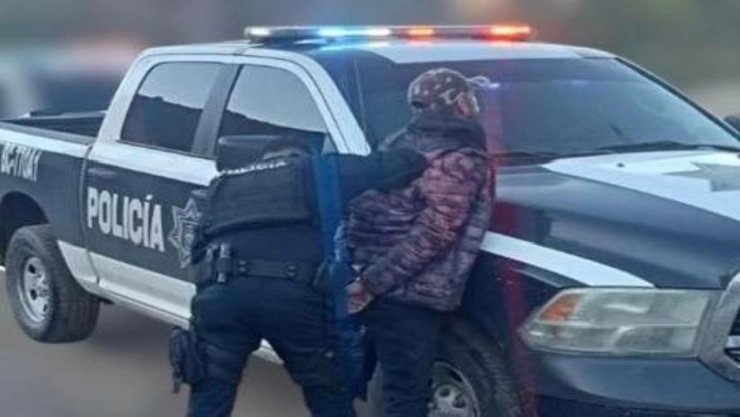 Cae hombre en Ensenada, Baja California, por tirar basura y descubren que tenía orden de aprehensión vigente