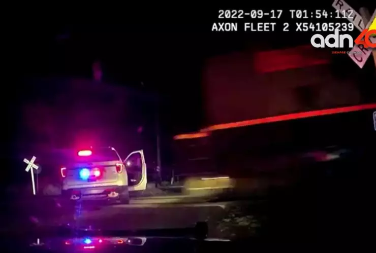 Policías de Estados Unidos dejan patrulla sobre vías del tren